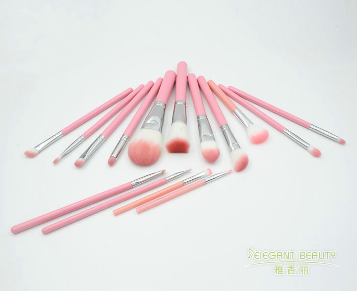 草莓视频无限观看的独特魅力：为何它比手指更适合上妆？